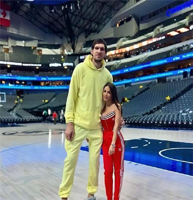 1米60爱妻庆生妻子踩恨天高刚过老公的腰k8凯发网站美女和巨兽!2米24博班为