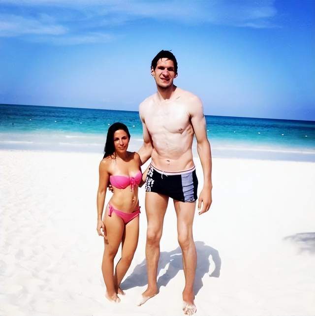 1米60爱妻庆生妻子踩恨天高刚过老公的腰k8凯发网站美女和巨兽!2米24博班为(图4)
