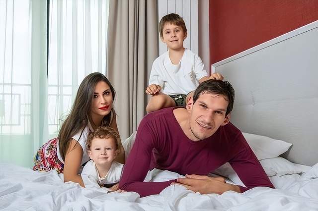 1米60爱妻庆生妻子踩恨天高刚过老公的腰k8凯发网站美女和巨兽!2米24博班为(图7)